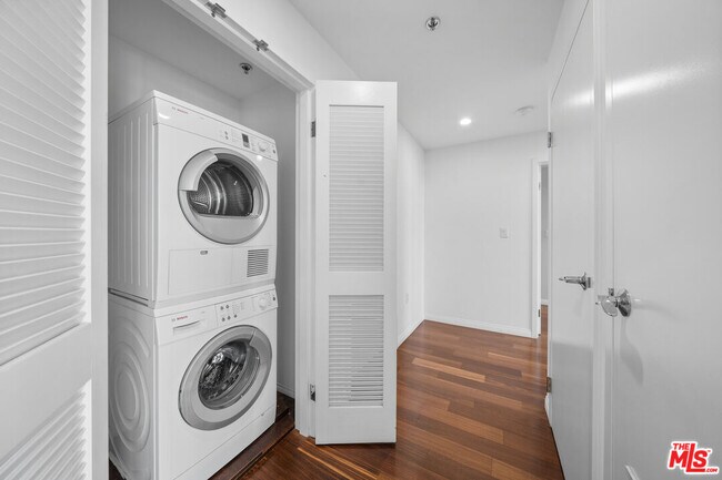 Building Photo - 3785 Wilshire Blvd