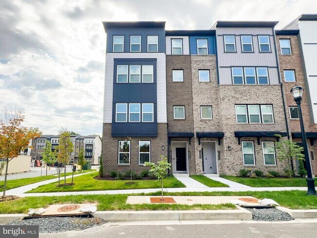Building Photo - 10001 -B American Pharoah Ln