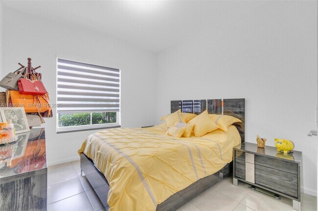 Building Photo - 424 NE 4th Ave