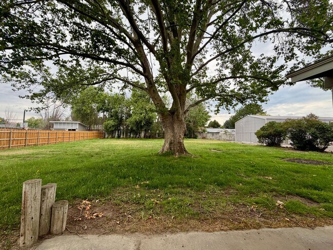 Building Photo - One Level Living w/ Private Oversized Backyard