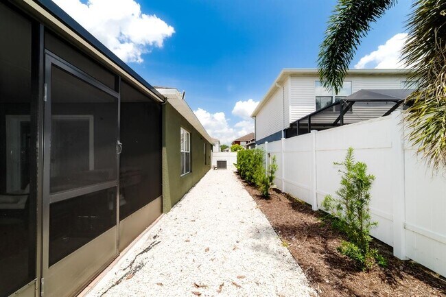 Building Photo - 5545 Bess Ln