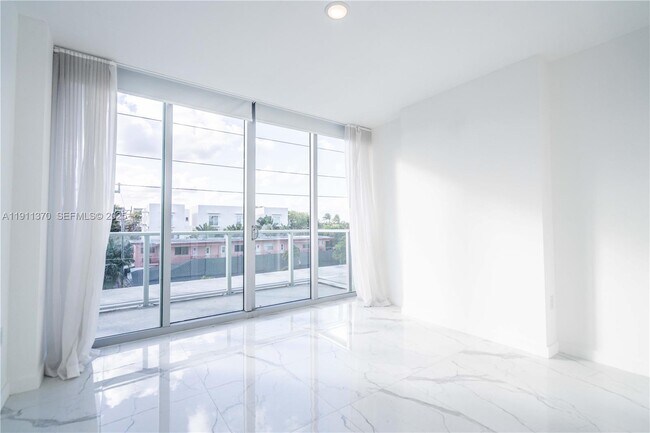 Building Photo - 8425 Crespi Blvd