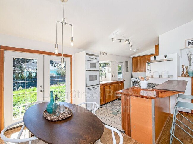 Building Photo - 1066 NE Madrona St