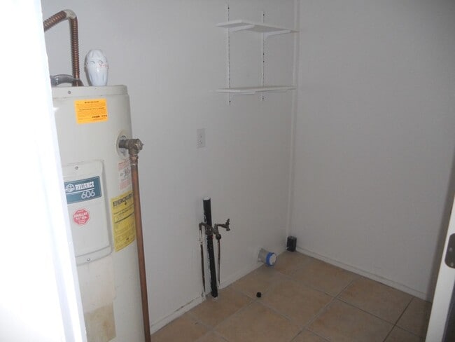 Building Photo - 927 W Schley St