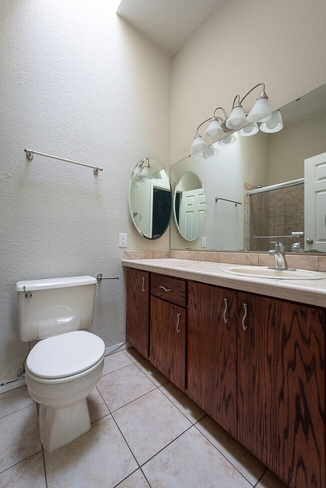 Building Photo - Spacious and Bright 2 Bed 2 Bath Kirkland ...