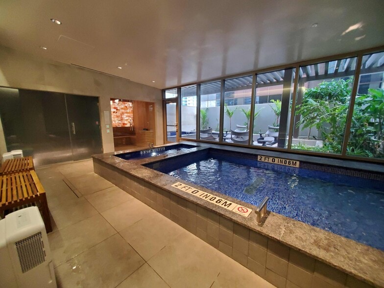 Sauna & Heated Pool - 1388 Kapiolani Blvd
