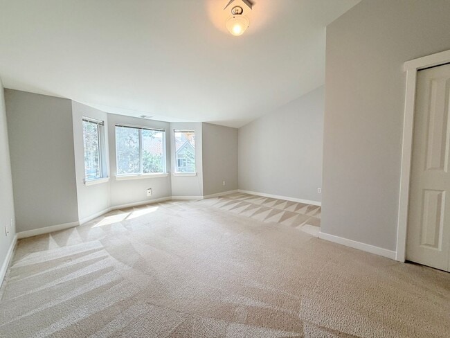 Building Photo - Like new three-bedroom townhome minutes to Shoreline light rail station.