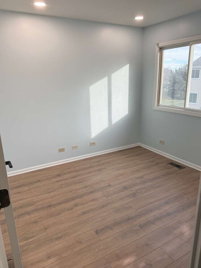 Building Photo - 1640 Hilton Head Dr