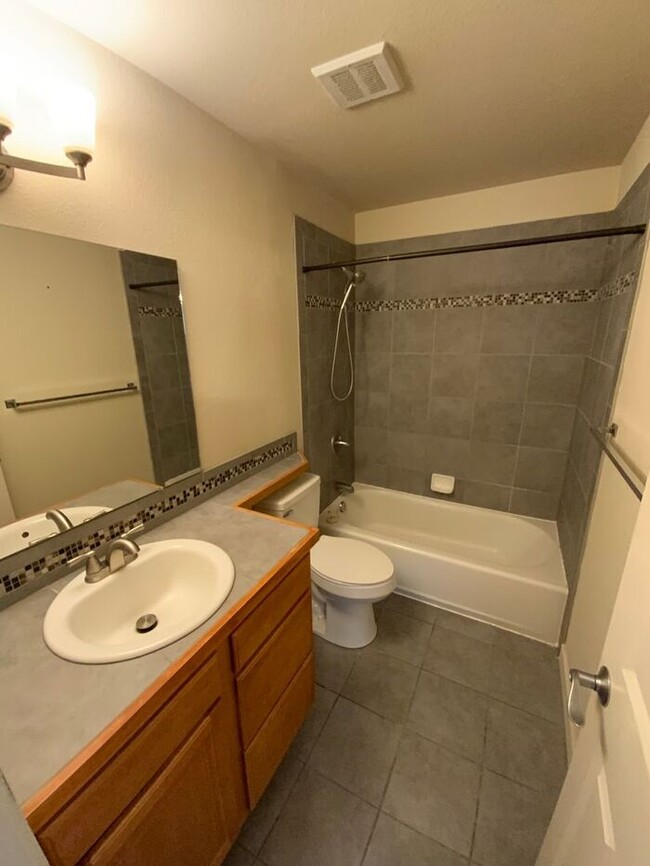 Building Photo - MARCH FREE Puyallup 3bdr 2bath condo w/ co...