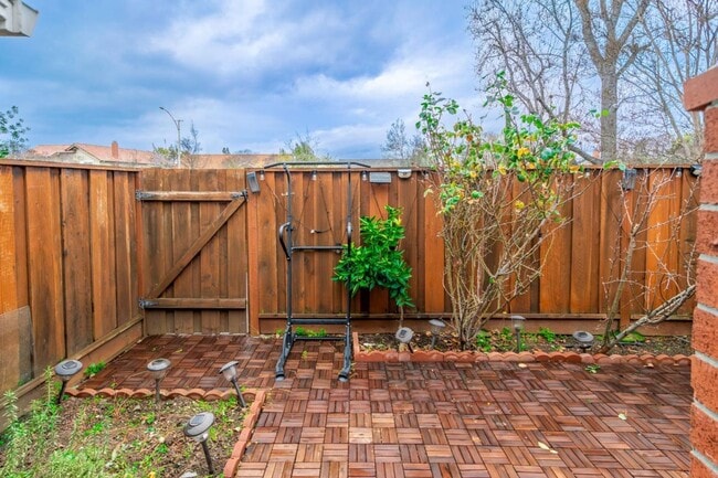 Building Photo - Beautiful Townhome in Northpoint Community in Cupertino!