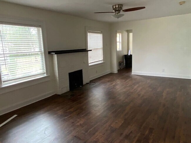 Building Photo - Charming bungalow 3/1 pet friendly blocks from Downtown St. Pete