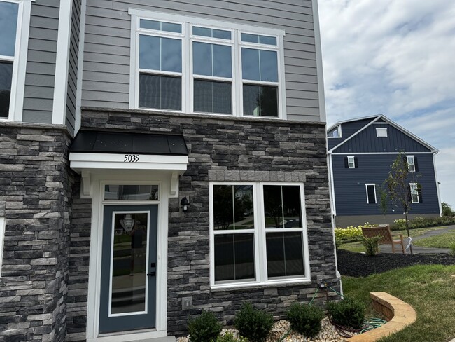 Building Photo - 3 Bed / 2.5 Bath Brand New Townhouse (Avai...