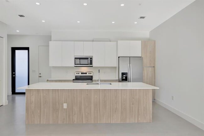 Building Photo - 4208 NE 7th Terrace