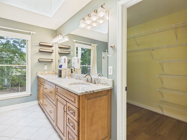 Building Photo - 6118 Walnut Landing Way