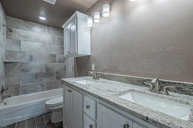 Building Photo - 1706 Highland Loop