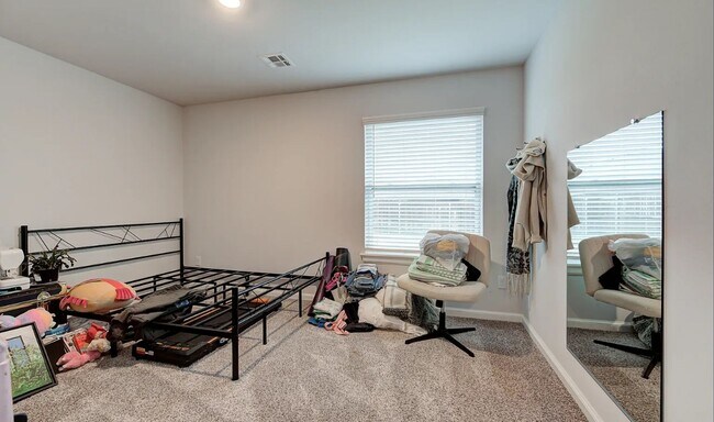 Building Photo - 4 Bedroom 2 Bathroom home with all appliances included