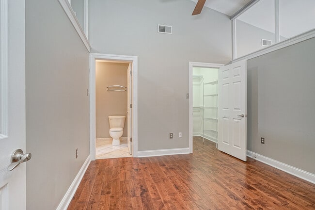 Building Photo - 6 Strawberry St