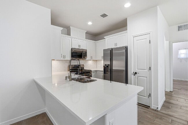 Building Photo - 3 bedroom 2 bath with washer and dryer in 79928