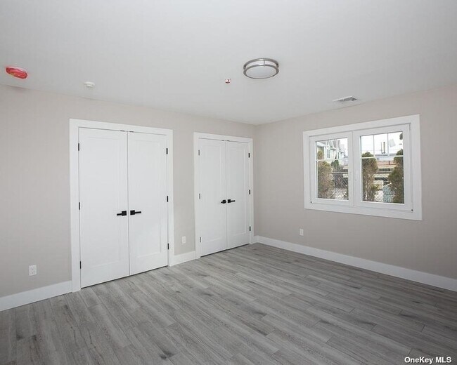 Building Photo - 170 W Montauk Hwy