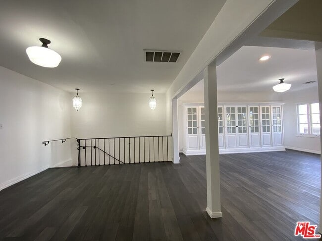 Building Photo - 619 S La Brea Ave