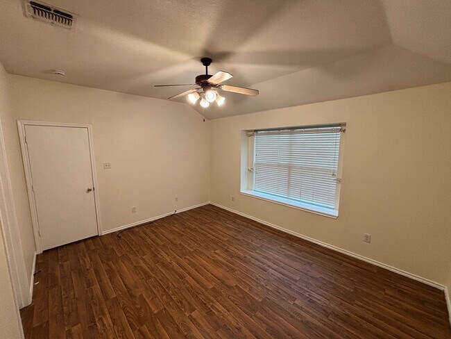 Building Photo - Move in Ready - 3 bedroom 2 bath 2 car garage