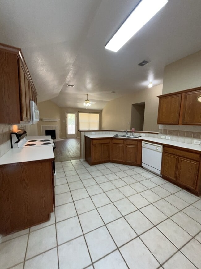 Building Photo - Remodeled & updated! 4/2/2