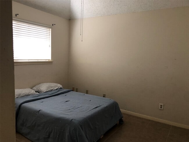 Building Photo - 8715 Lawncliff Ln