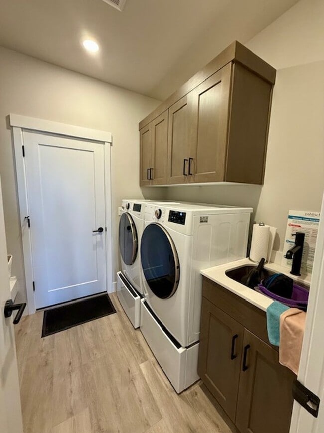 Building Photo - Beautiful Easton 3 Bedroom Home | Primary Suite on Main | Loft + A/C | Community Pools & Amenities