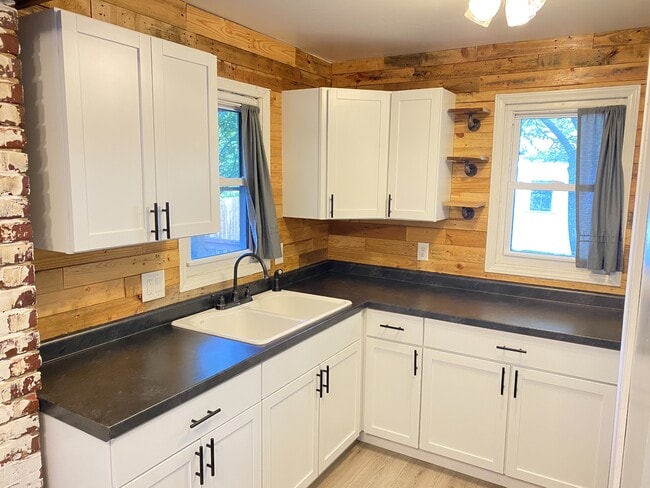 Building Photo - 317 N Madriver St