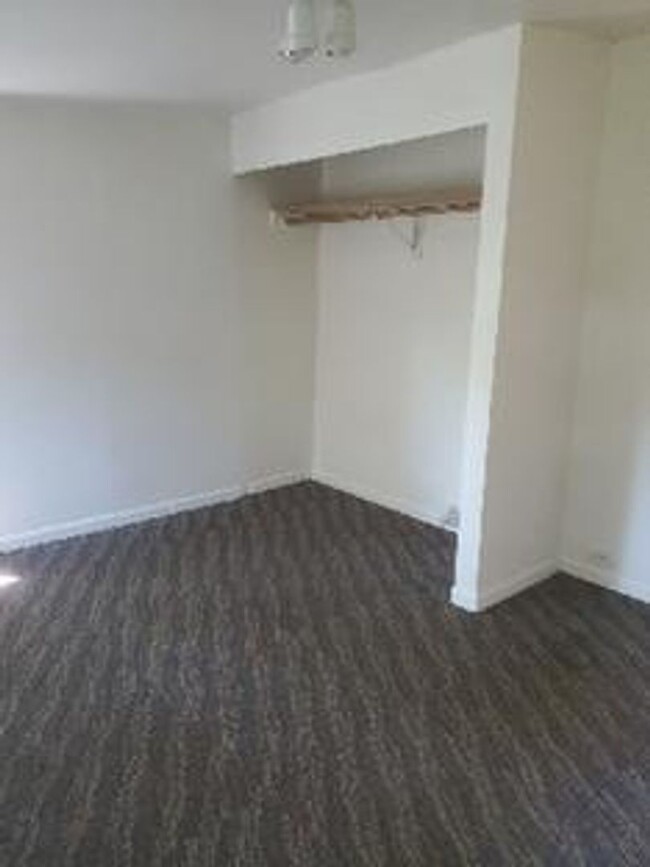 Building Photo - STUDENTS WELCOME! 4 Bed 2 Bath House 1 Blo...