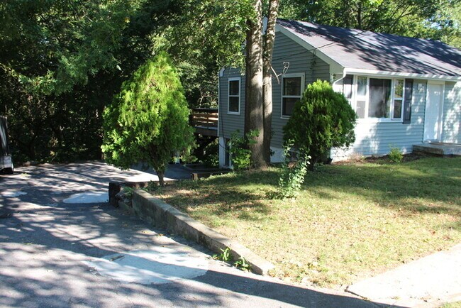 Building Photo - Donelson - Updated 2 bedroom 1 bath - tons of parking & storage!