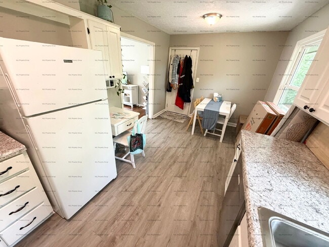 Building Photo - Beautiful 3 Bedroom / 3 bathroom Home Ready May 7th