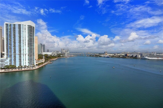 Building Photo - 848 Brickell Key Dr