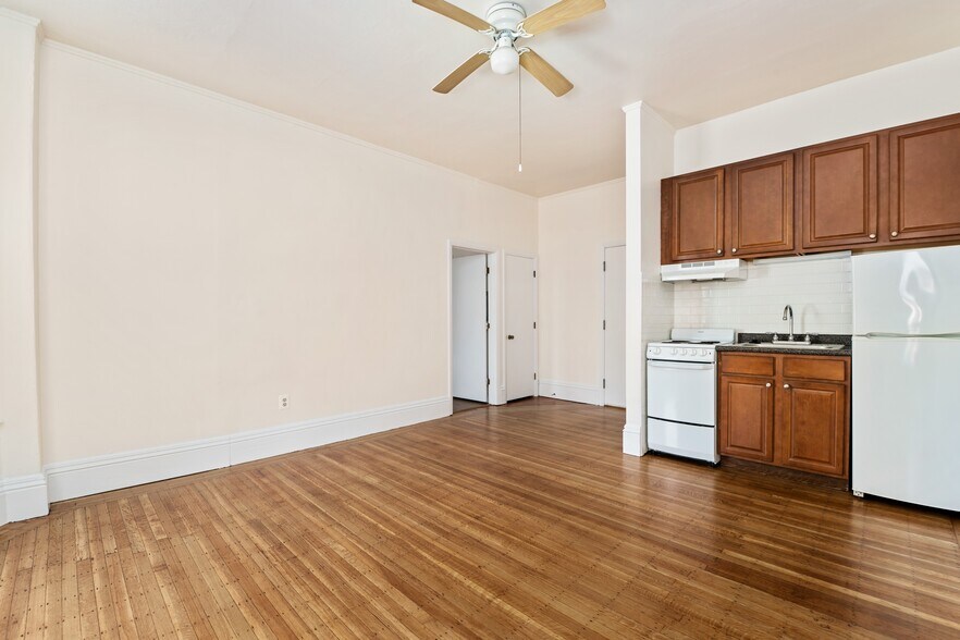 Building Photo - 9 Buswell St