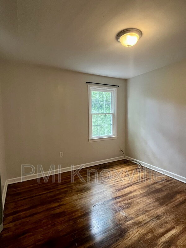 Building Photo - 926 Ledgerwood Ave