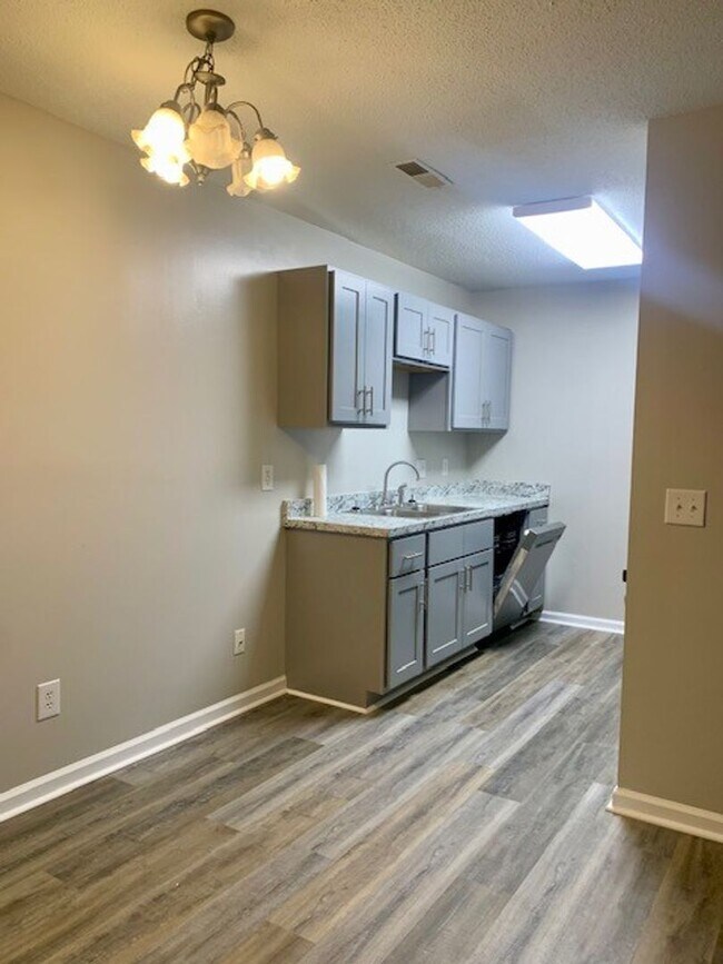 Building Photo - Adorable 2 bedroom 1 bath Condominium in C...