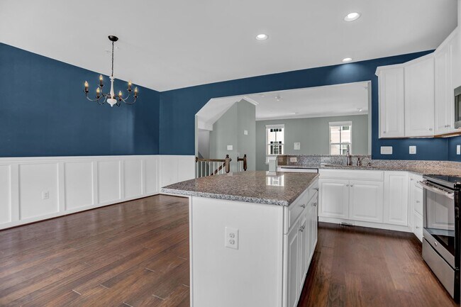 Building Photo - Stunning Townhome with Water Views!