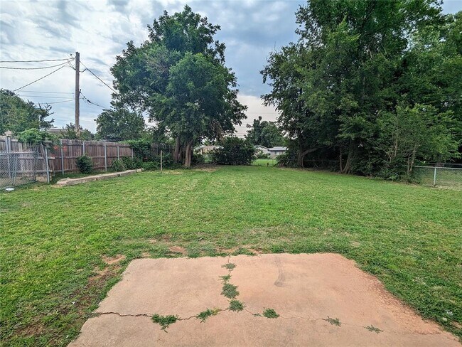 Building Photo - 1404 Heather Ln