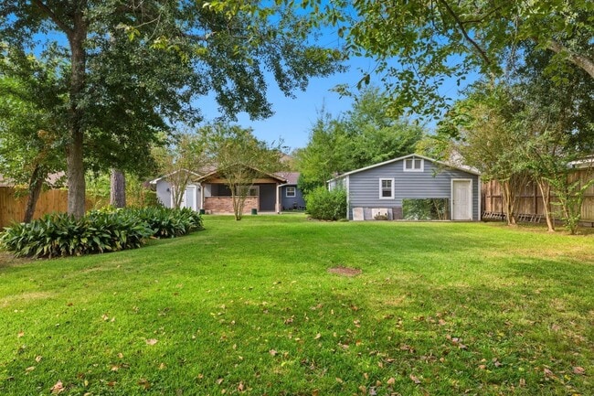 Building Photo - 1320 Woodvine Dr