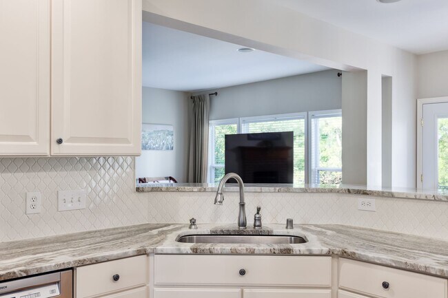 Building Photo - Short term rental available