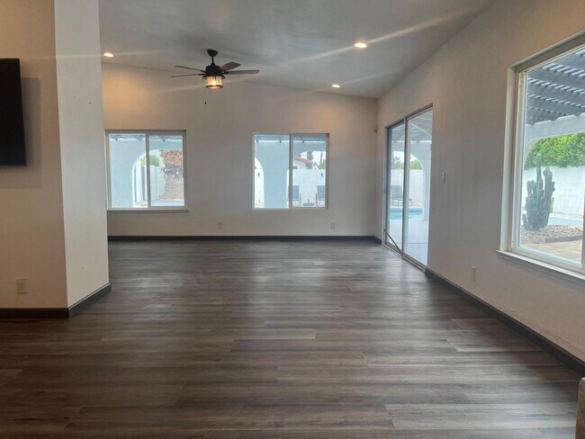 Building Photo - 1233 E Via Escuela