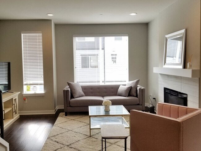 Building Photo - GORGEOUS Edmonds 2 Bedroom Primary Suites - CLOSE TO EVERYTHING