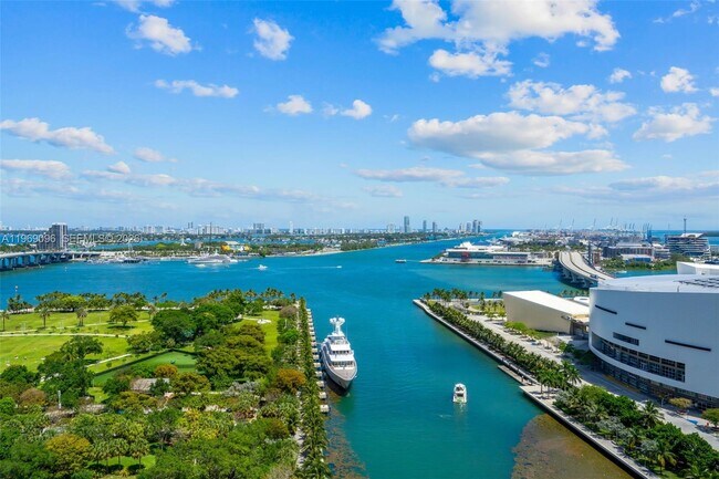 Building Photo - 900 Biscayne Blvd