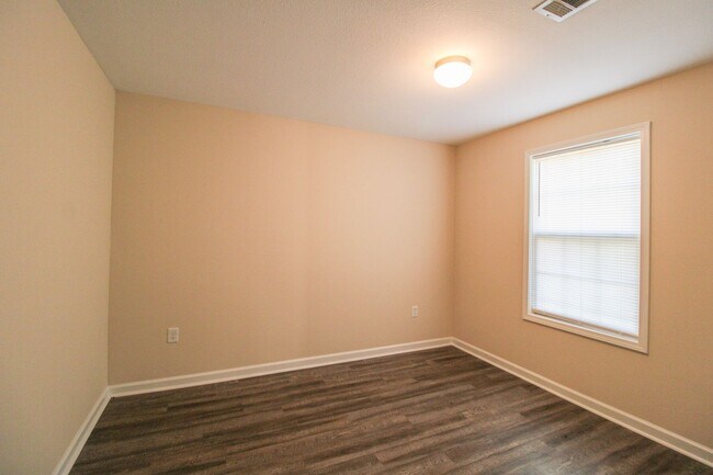 Building Photo - Great Location! 4 Bedroom Home Close to Downtown Pulaski
