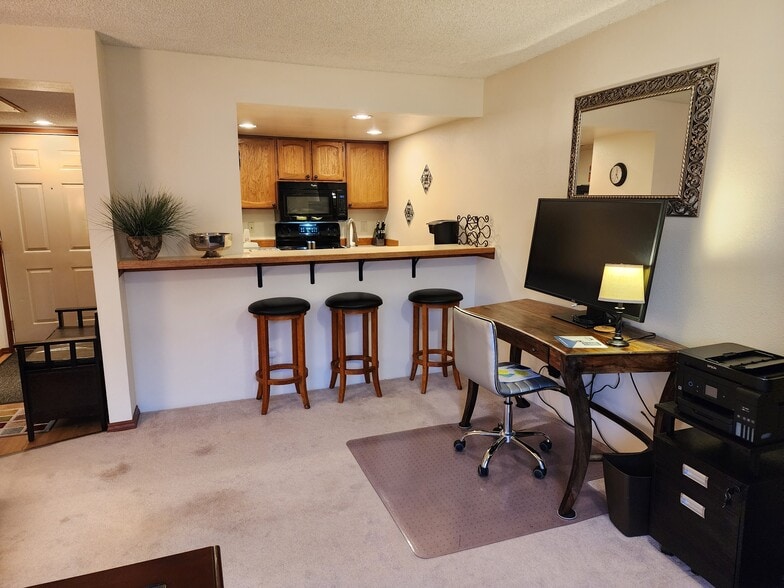 Building Photo - 9645 Independence Dr