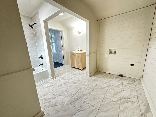 Building Photo - 463 Linden Ave