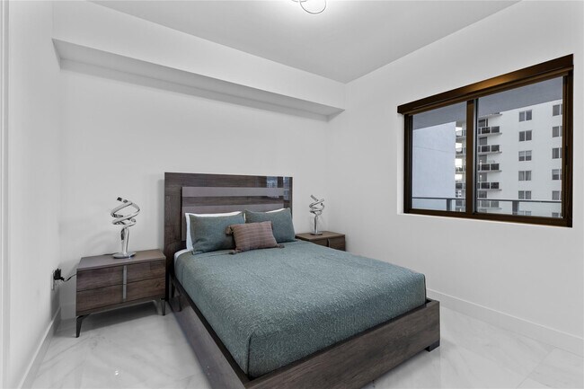 Building Photo - 700 NE 24th St