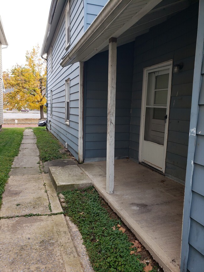 Side Patio - 726 1st St