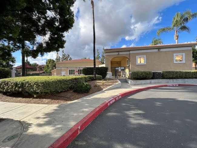 Building Photo - Upgraded Single Story First Floor Condo in Gated Community at Popular Madison Park Villas