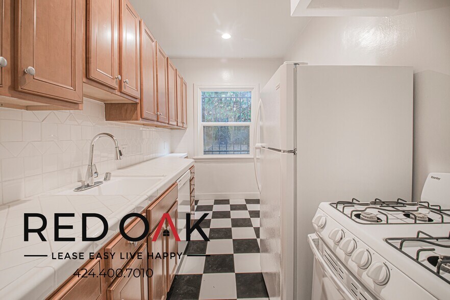 Building Photo - 1818 Whitley Ave